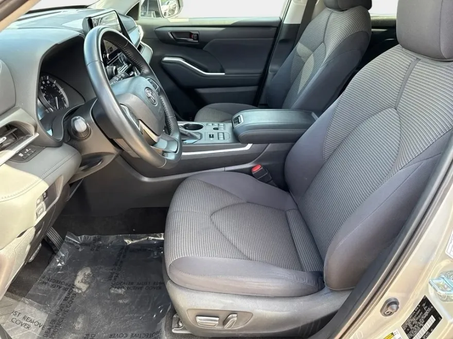 2024 Toyota Highlander LE photo 1