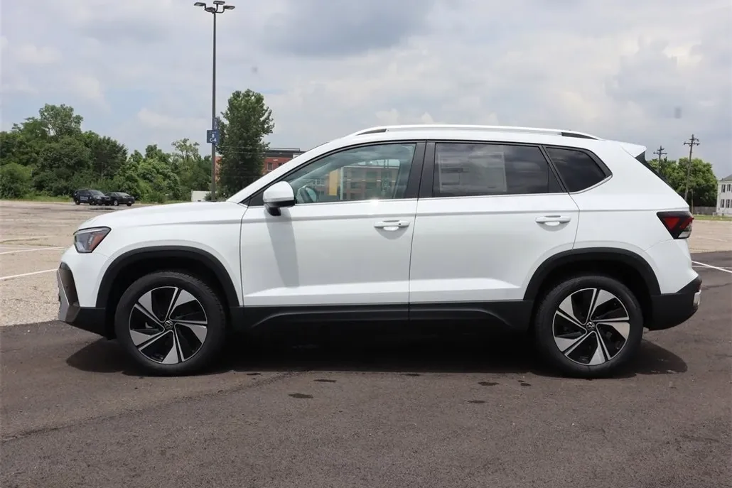 2025 Volkswagen Taos SE photo 1