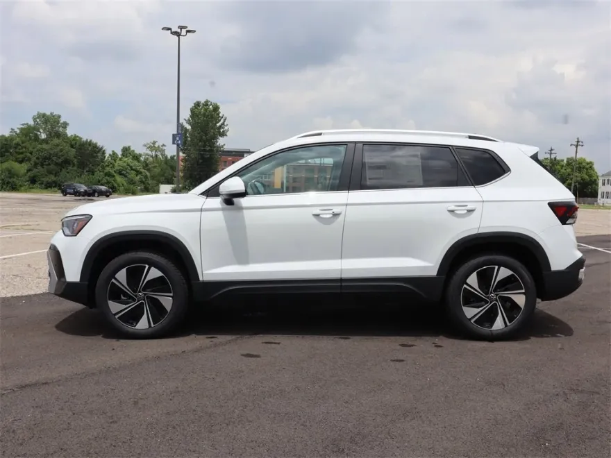 2025 Volkswagen Taos SE photo 1