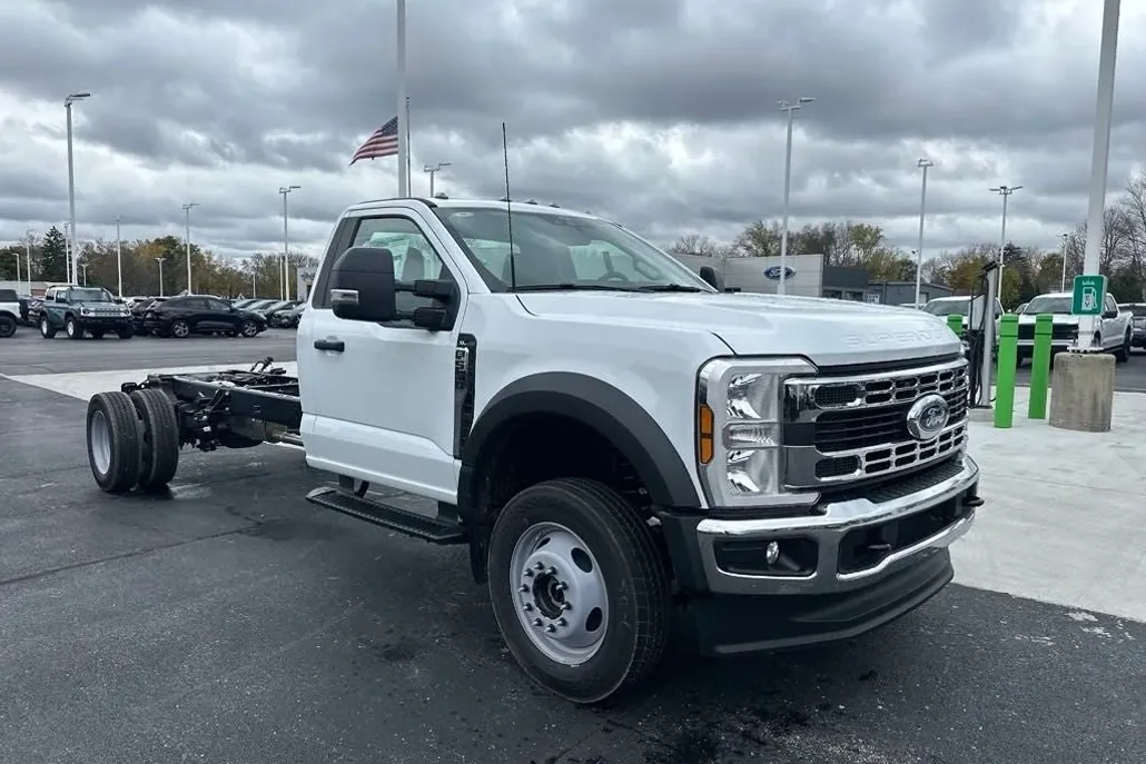 2024 Ford F-550 photo 1