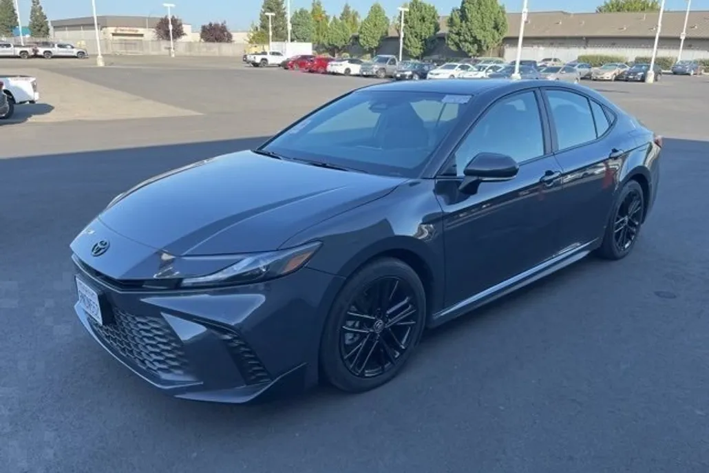 2025 Toyota Camry SE photo 1
