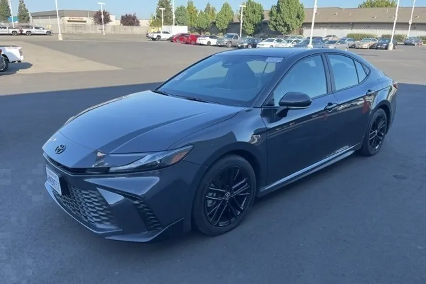 2025 Toyota Camry SE photo 1