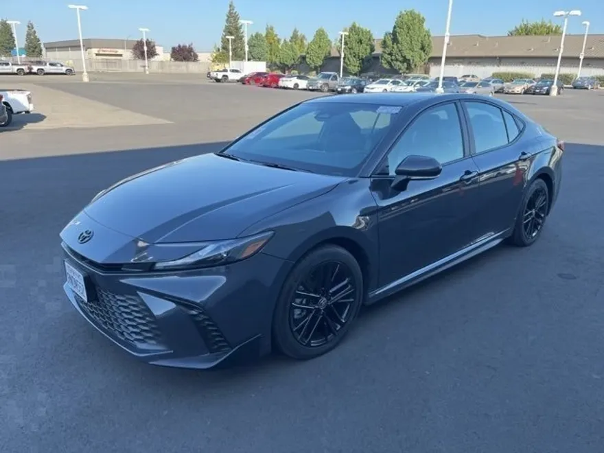 2025 Toyota Camry SE photo 1