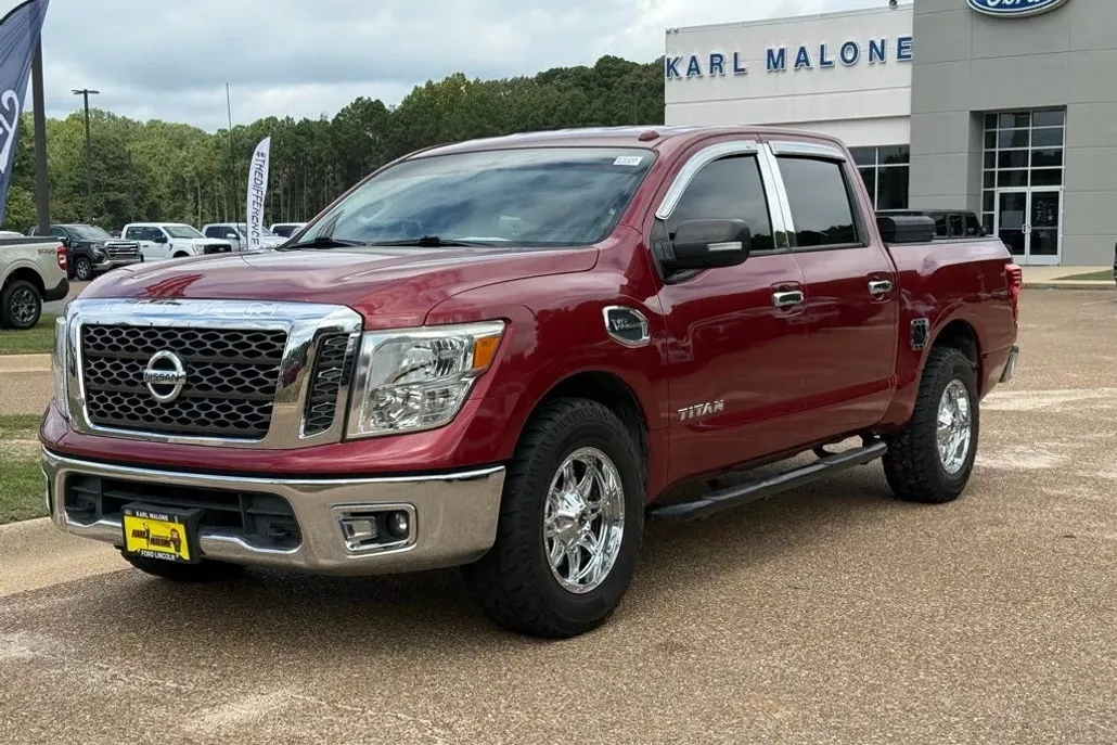 2017 Nissan Titan SV photo 1