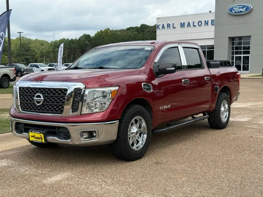 2017 Nissan Titan SV photo 1