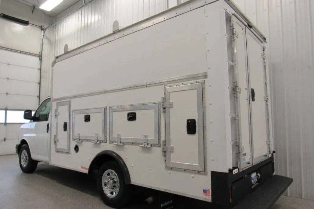 2018 Chevrolet Express 3500 Cutaway photo 1
