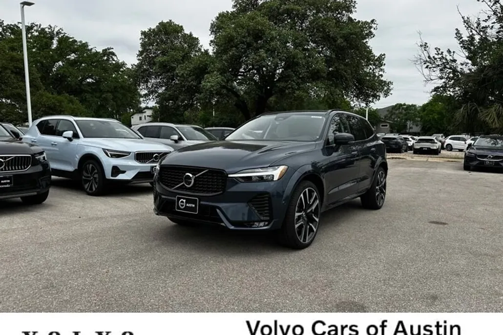 2025 Volvo XC60 B5 photo 1