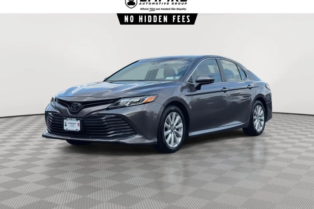 2019 Toyota Camry SE photo 1
