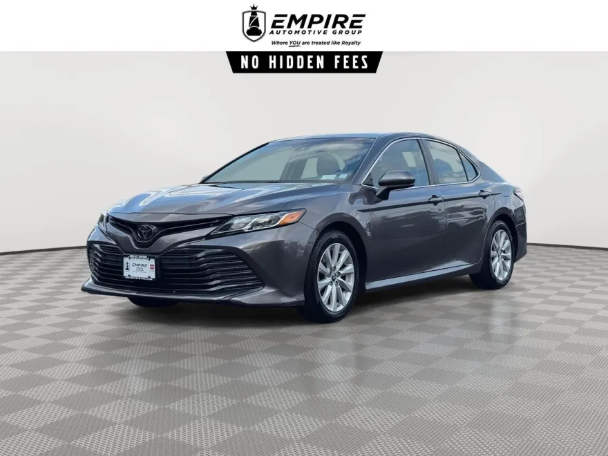 2019 Toyota Camry SE photo 1