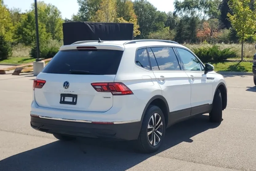 2022 Volkswagen Tiguan S photo 1