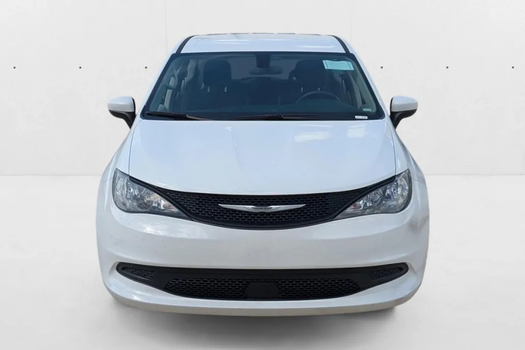 2022 Chrysler Voyager LX photo 1