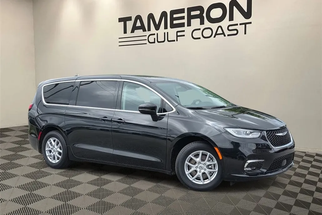 2023 Chrysler Pacifica Touring L photo 1