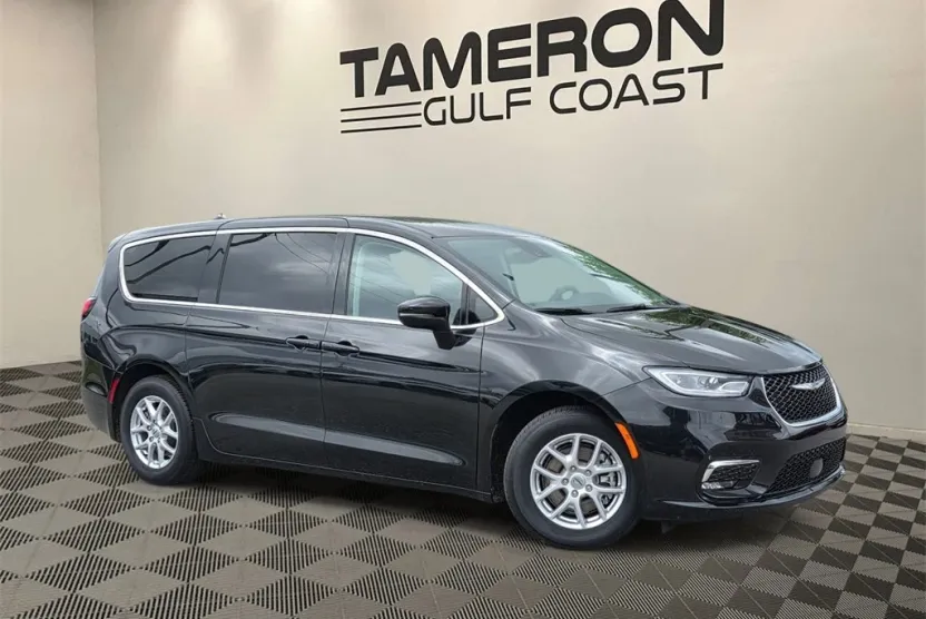 2023 Chrysler Pacifica Touring L photo 1