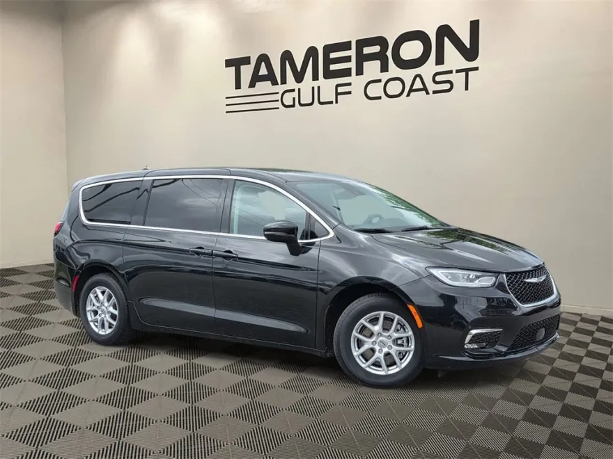 2023 Chrysler Pacifica Touring L photo 1