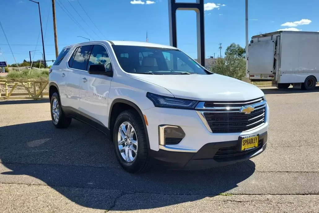 2023 Chevrolet Traverse LS photo 1