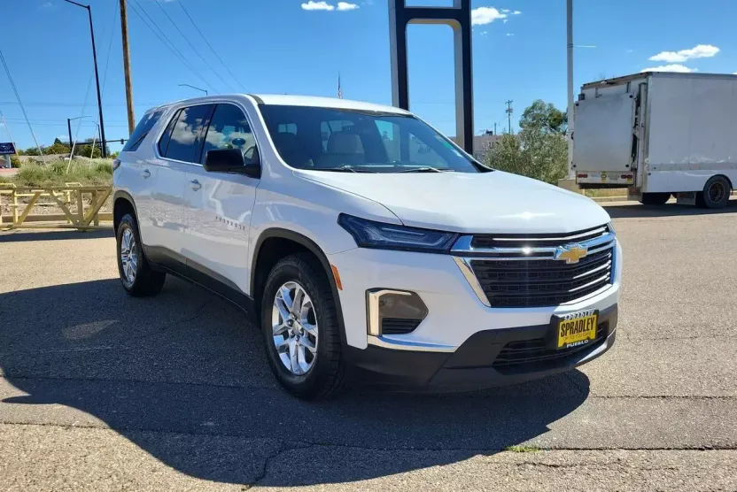 2023 Chevrolet Traverse LS photo 1