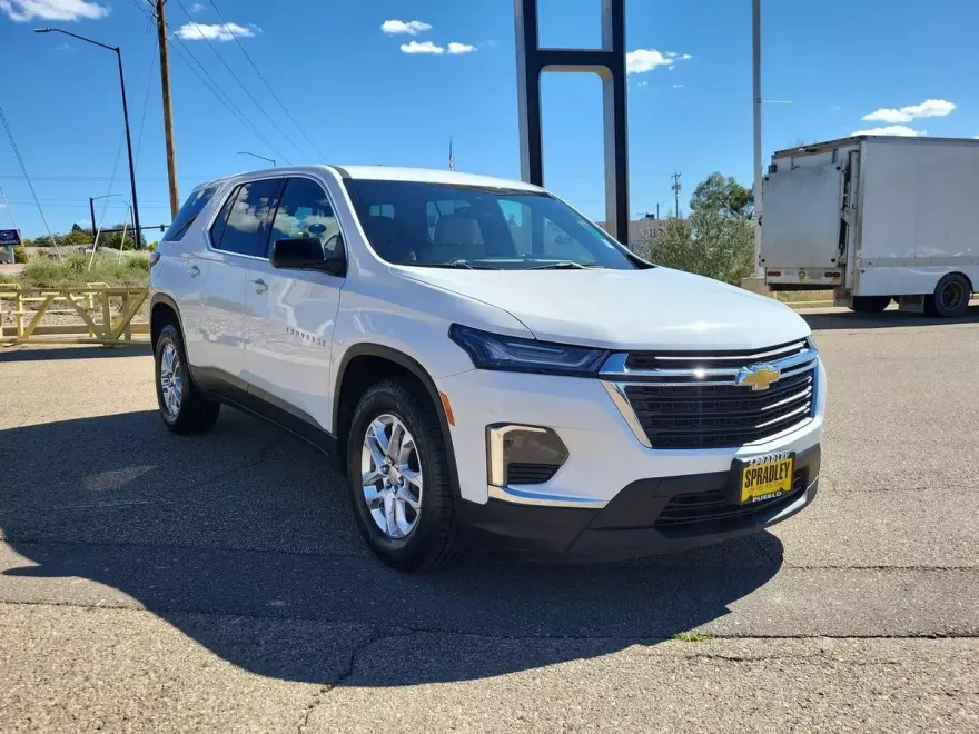 2023 Chevrolet Traverse LS photo 1