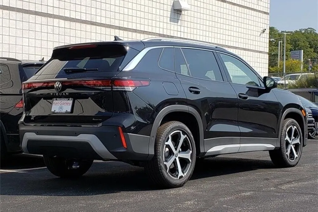 2025 Volkswagen Tiguan SE photo 1