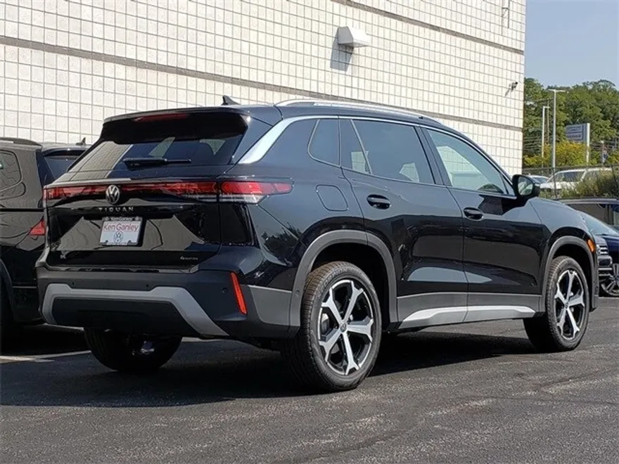 2025 Volkswagen Tiguan SE photo 1