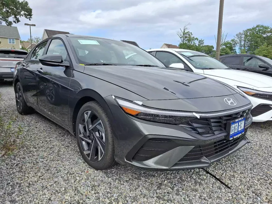 2025 Hyundai Elantra SEL Sport photo 1