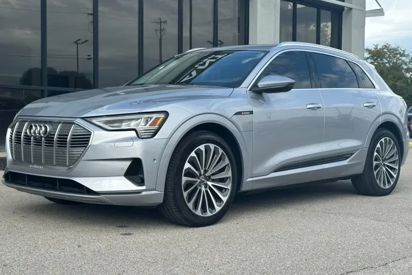 2019 Audi e-tron Prestige photo 1