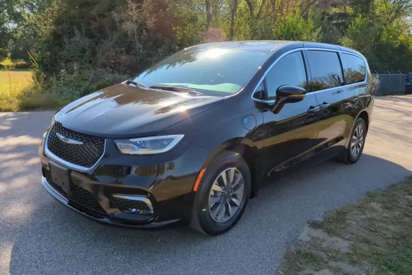 2024 Chrysler Pacifica Hybrid photo 1