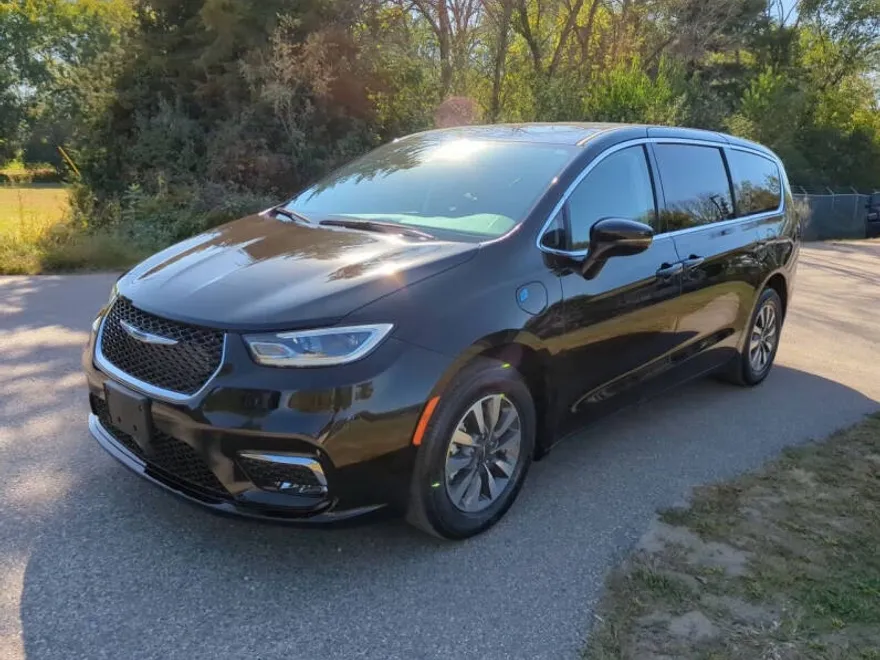 2024 Chrysler Pacifica Hybrid photo 1