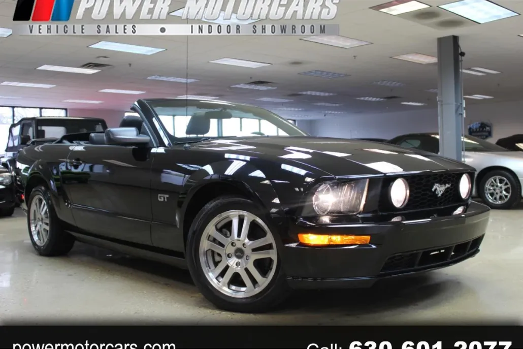 2005 Ford Mustang GT Deluxe Convertible photo 1