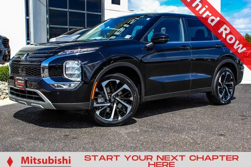 2023 Mitsubishi Outlander SE photo 1