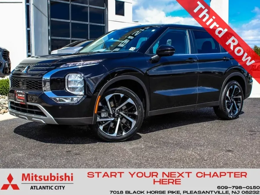2023 Mitsubishi Outlander SE photo 1