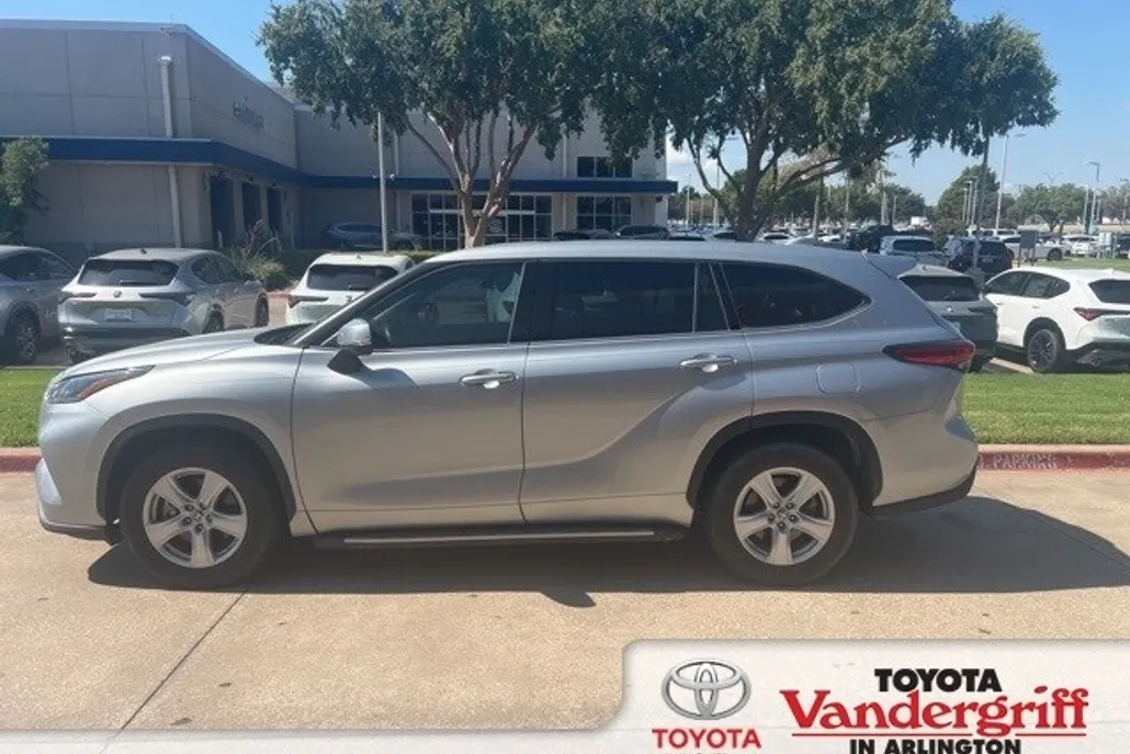 2021 Toyota Highlander L photo 1
