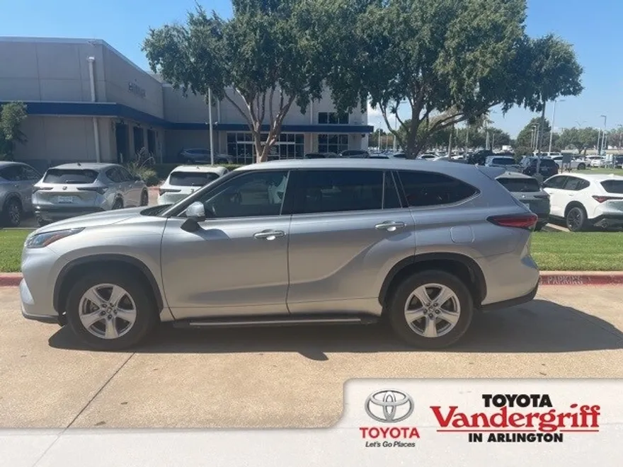 2021 Toyota Highlander L photo 1