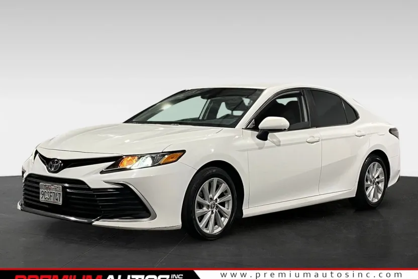 2022 Toyota Camry LE photo 1