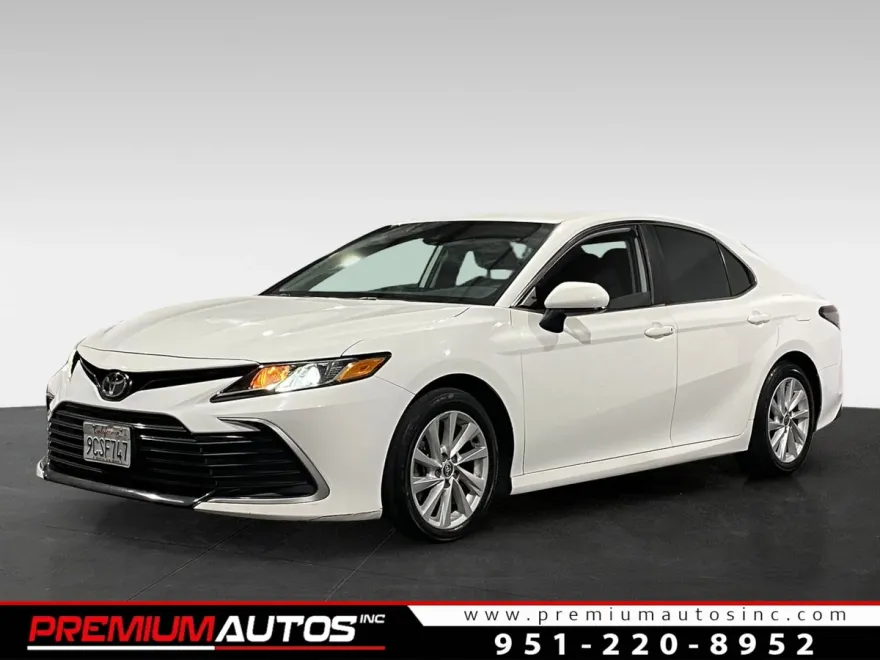 2022 Toyota Camry LE photo 1