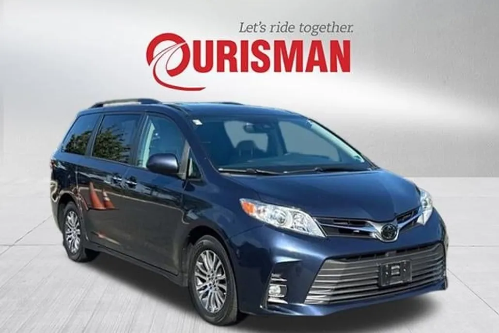 2020 Toyota Sienna XLE photo 1