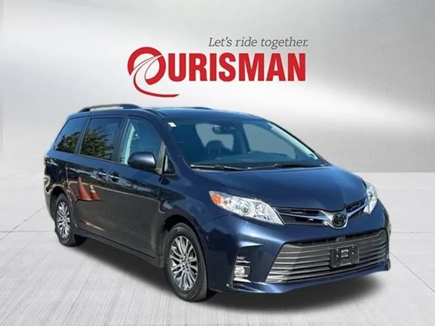 2020 Toyota Sienna XLE photo 1
