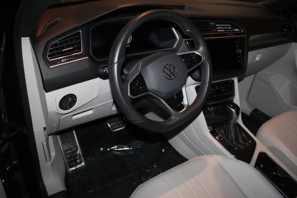 2024 Volkswagen Tiguan SE R-Line Black photo 1