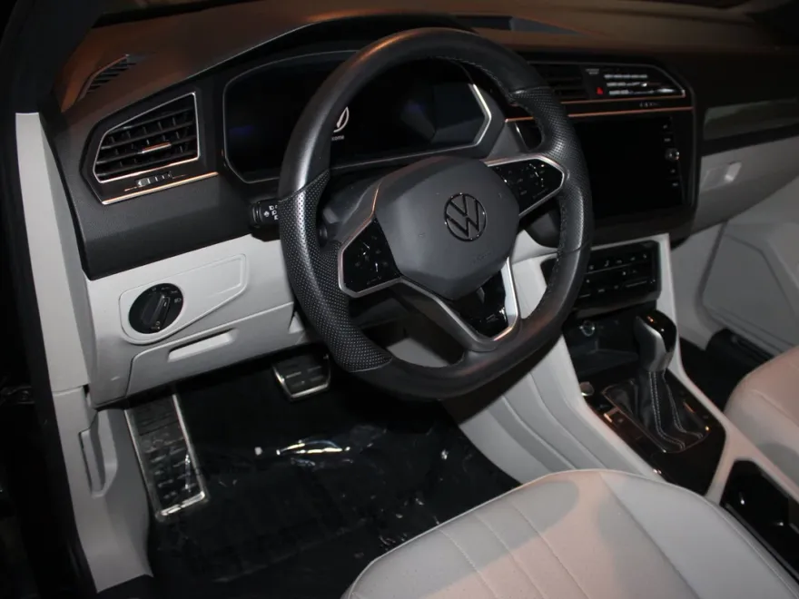 2024 Volkswagen Tiguan SE R-Line Black photo 1