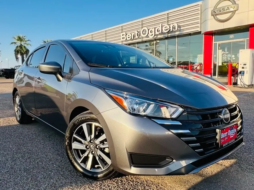 2024 Nissan Versa 1.6 SV photo 1