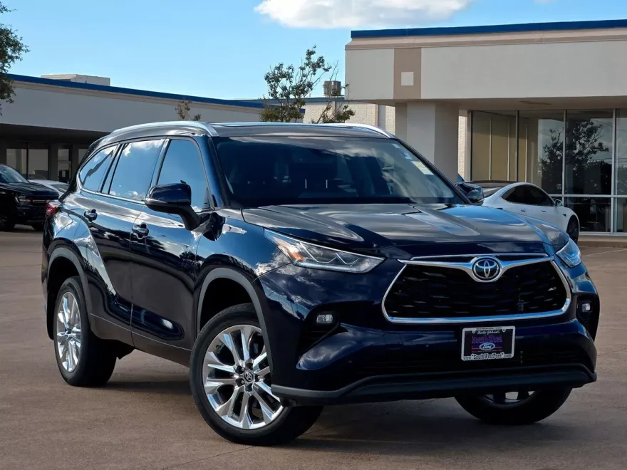 2023 Toyota Highlander L photo 1