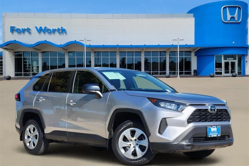 2022 Toyota RAV4 LE photo 1