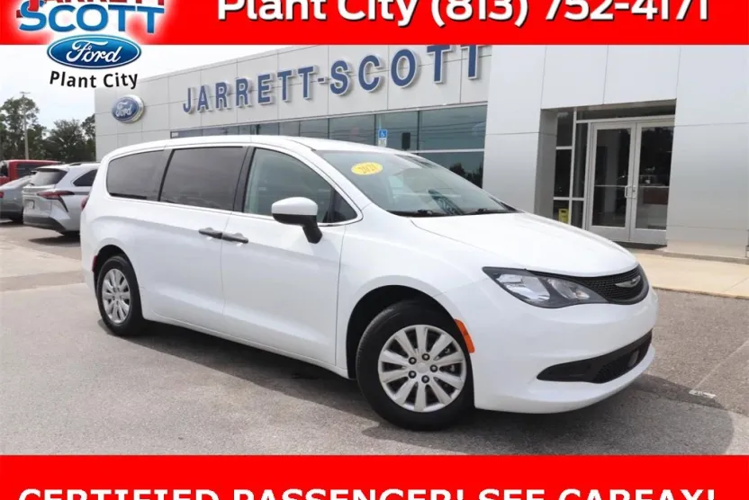 2021 Chrysler Voyager L photo 1