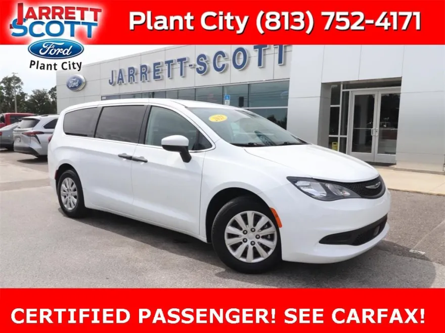 2021 Chrysler Voyager L photo 1