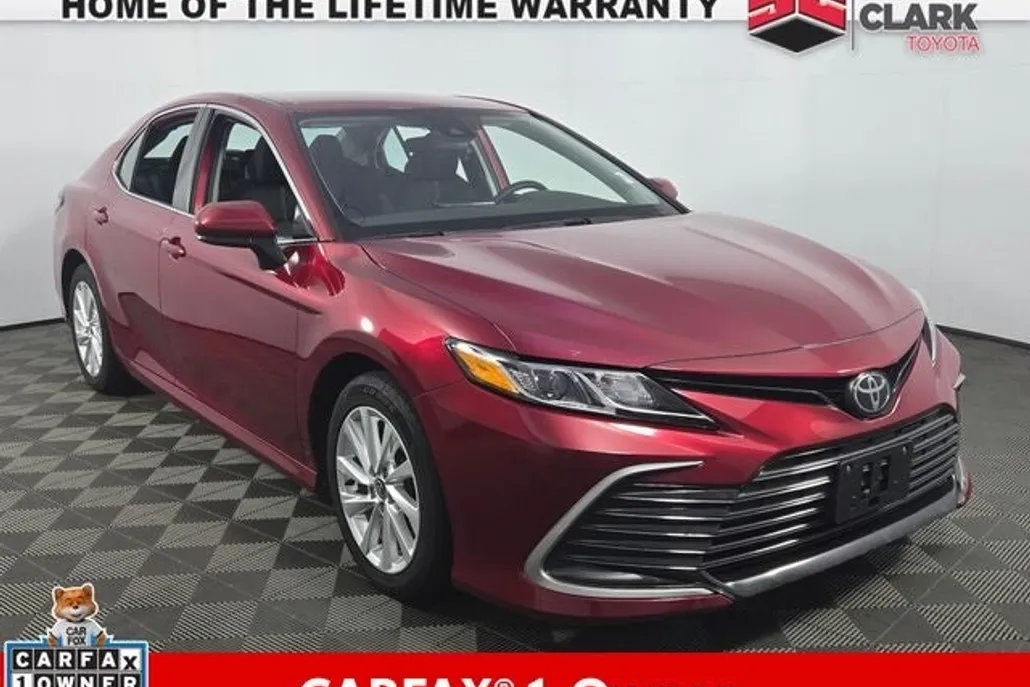 2021 Toyota Camry LE photo 1