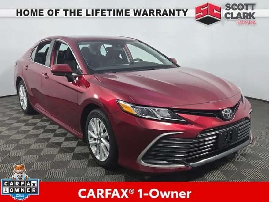 2021 Toyota Camry LE photo 1