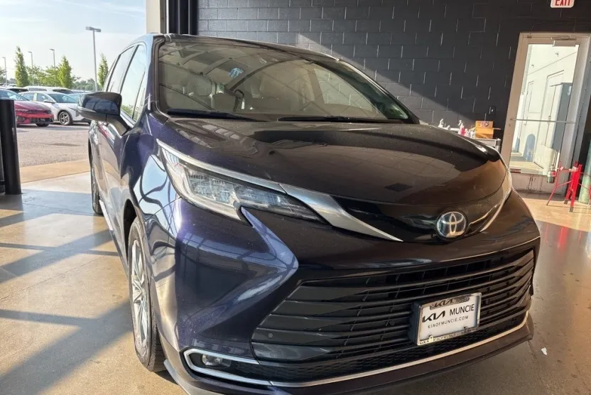 2024 Toyota Sienna Limited photo 1