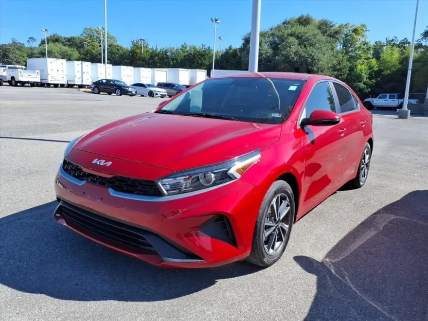 2023 Kia Forte LXS photo 1