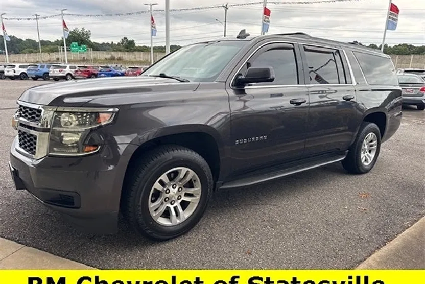 2016 Chevrolet Suburban LT photo 1
