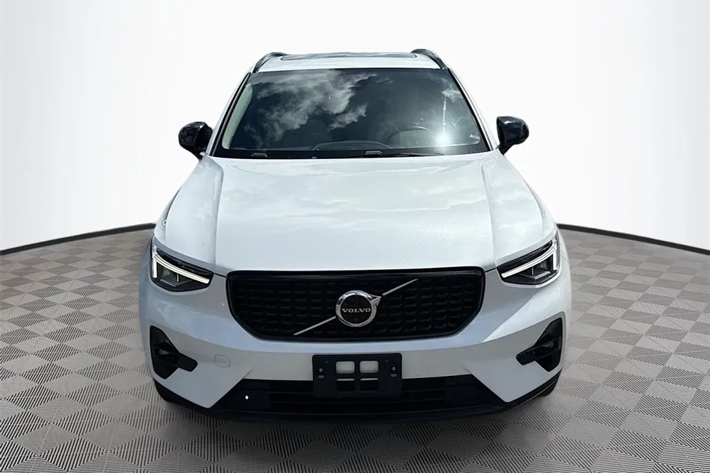 2023 Volvo XC40 Plus photo 1