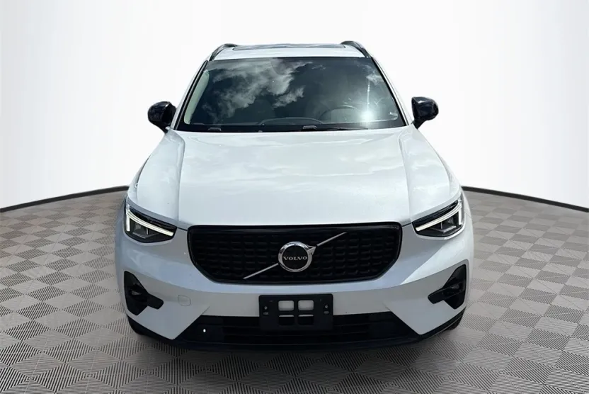 2023 Volvo XC40 Plus photo 1